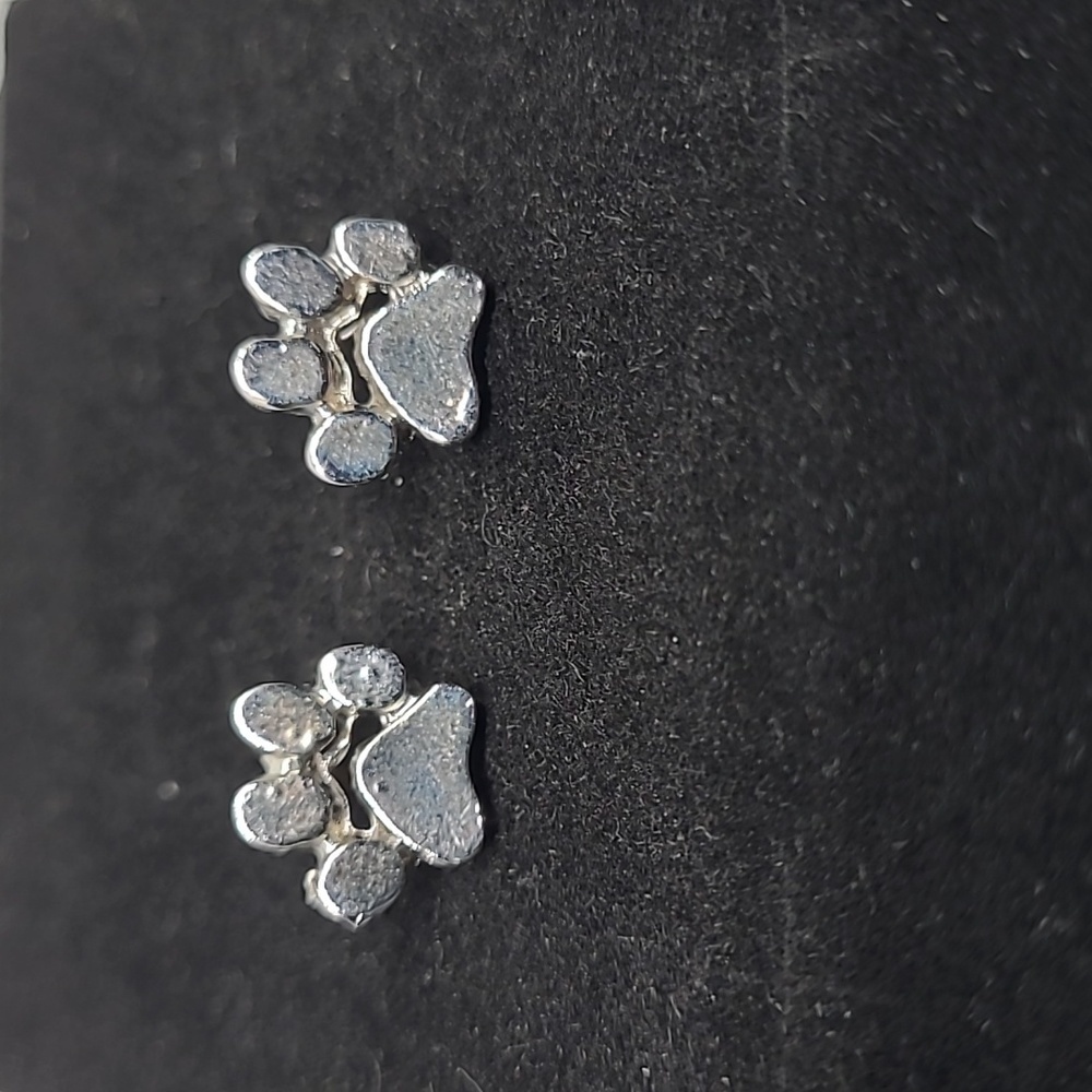 Vintage paw print stud silver toned earrings, excellent condition